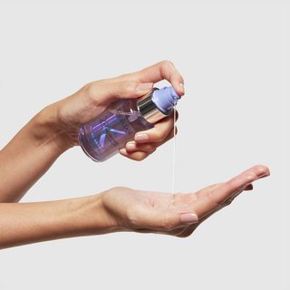 Modelo aplicandose aceite capilar blond absolu