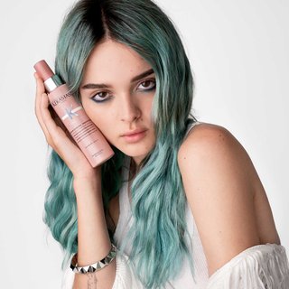 Modelo con shampoo Chroma Absolu