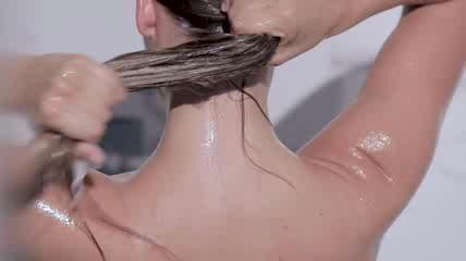 Cuidado del cabello para rubias doradas