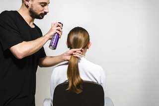 Paso 3 del tutorial de moño envuelto de Kérastase