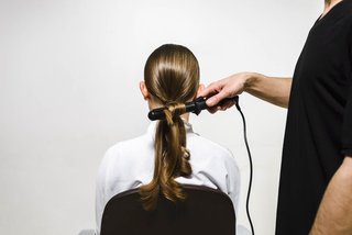 Paso 4 del tutorial de moño envuelto de Kérastase