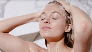 Video modelo lavandose el cabello con Fondant Renforcateur para cabello fino