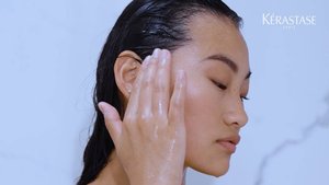 Mujer aplicandose shampoo purificador anticaspa