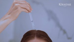 Persona aplicandose serum capilar