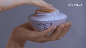 Persona sacando mascarilla anticaspa Kérastase
