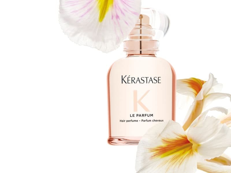 Gloss Absolu Le Parfum de Kérastase rodeado de flores