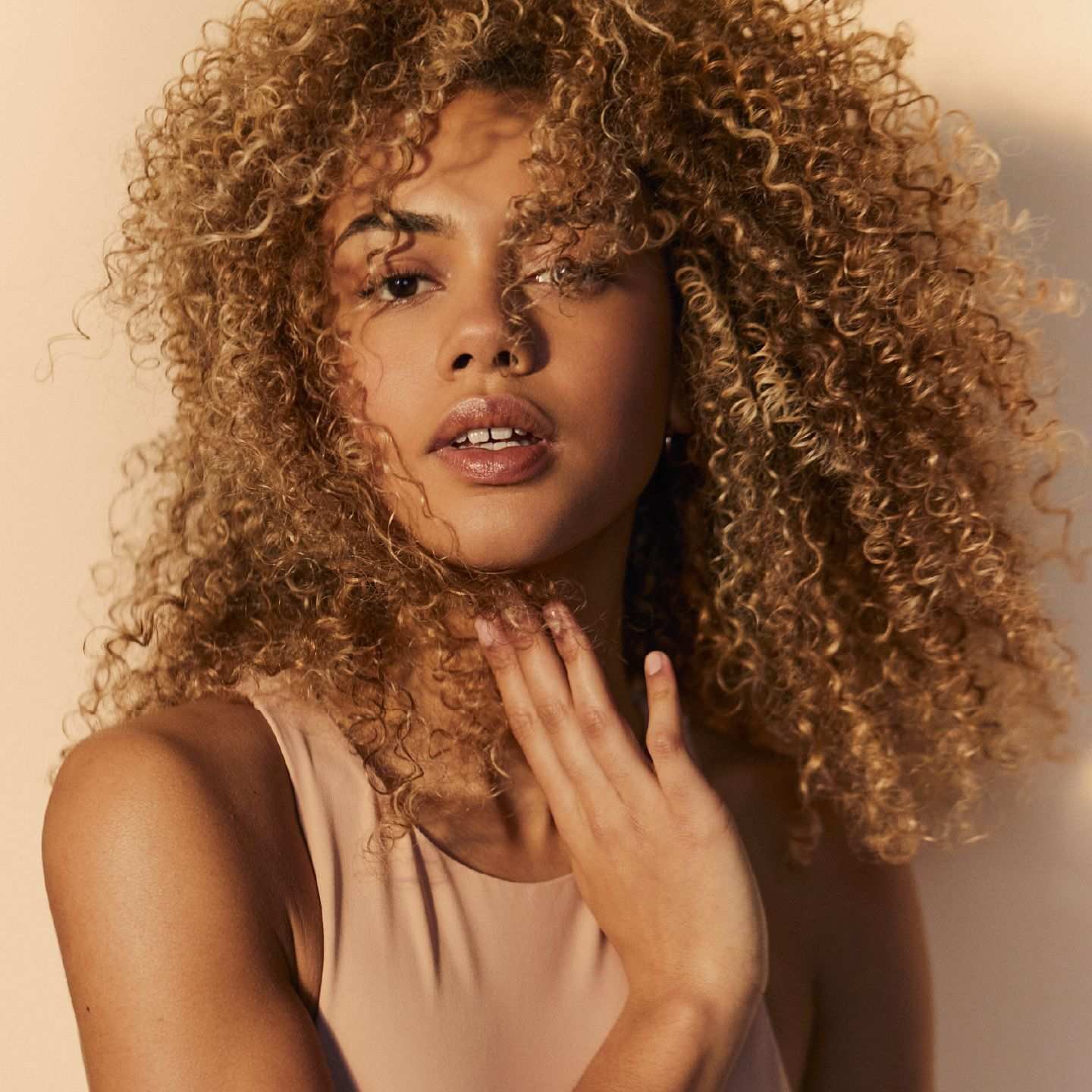 Modelo con el cabello rizado