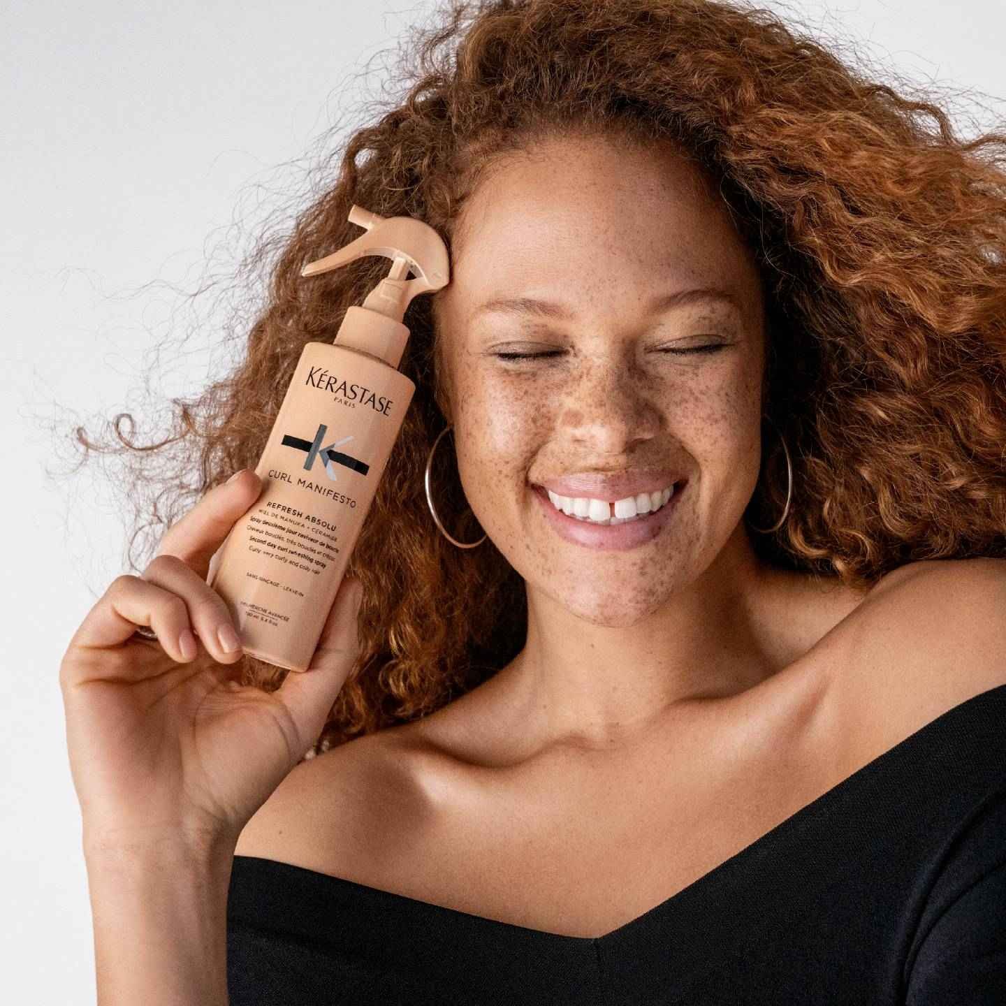 Modelo usando Spray Refresh Absolu